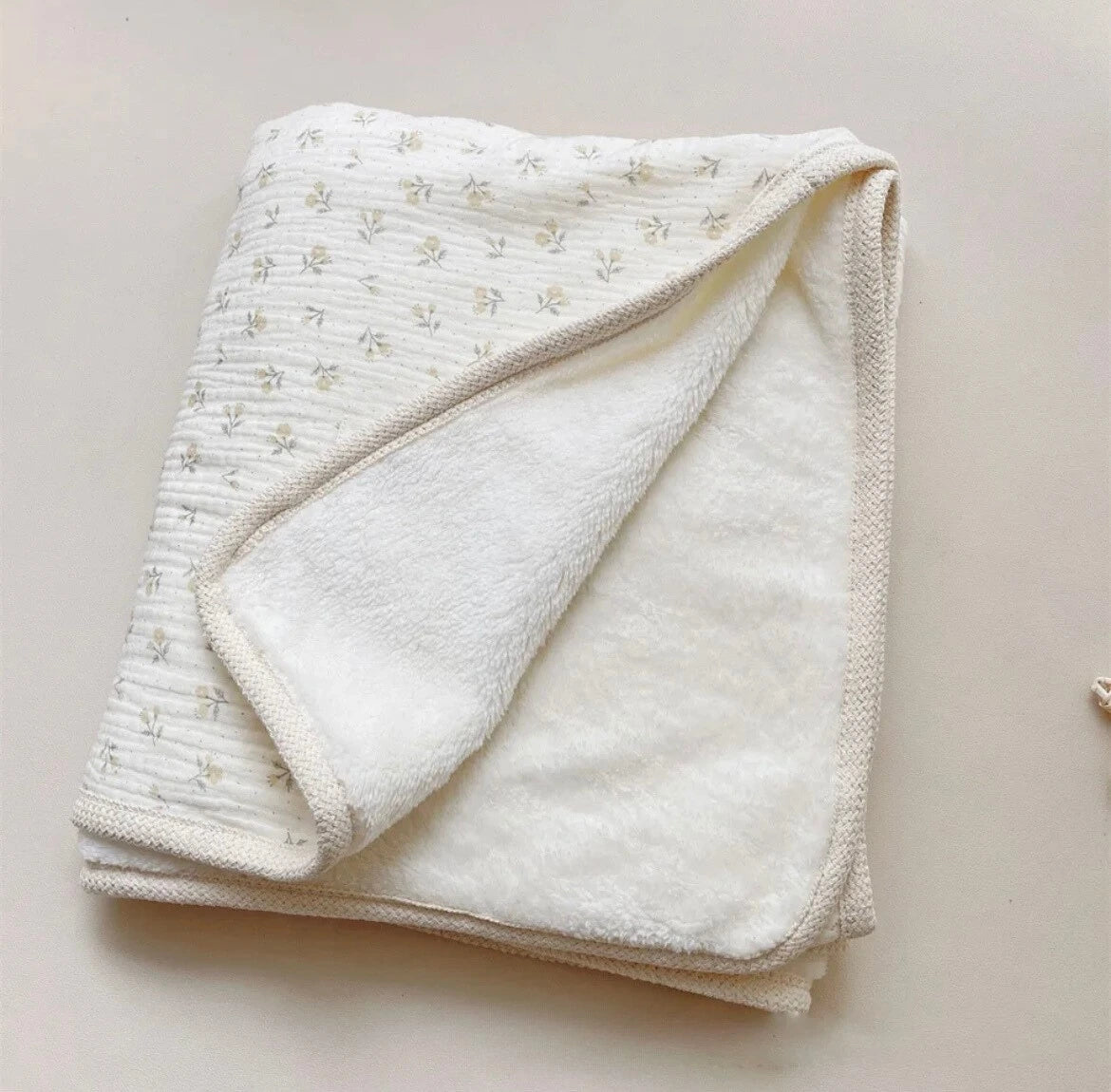 Daisy Vintage Fleece Blanket image 0